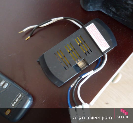 חוטי חשמל מחוברים למכשיר עם מחברים לבנים